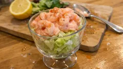 Shrimps-Cocktail im Glas: schnell gemacht mit leichtem Joghurt-Dressing und extra Crunch