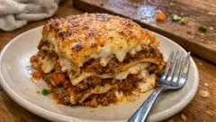Vollkorn-Lasagne mit Gemüse-Bolognese: so wird sie schön sämig und goldbraun