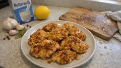 Buttermilch-Hähnchen aus dem Ofen: saftig dank Marinade, knusprig mit Brötchenkruste