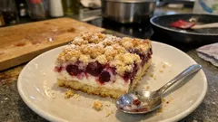 Kirsch-Quark-Streuselkuchen vom Blech – cremig, fruchtig und schön knusprig