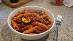 Pasta mit Chili sin Carne: würzige One-Pan-Nudelpfanne mit Kidneybohnen