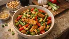 Hähnchen-Gemüse-Pfanne mit grünem Spargel: schnell, knackig und mit Cashews