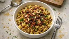 Linsen-Reis mit Datteln und Röstzwiebeln – einfacher One-Pot mit Curry und Mandeln