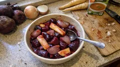 Rote-Bete-Gemüse mit Pastinaken: einfach im Topf gedünstet und schön saftig