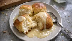 Buchteln mit Vanillesauce: fluffige Hefekugeln aus dem Ofen, ganz klassisch