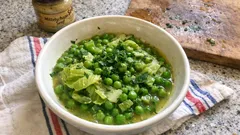 Erbsengemüse aus der Pfanne: mit Römersalat schnell fertig und schön knackig