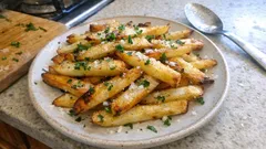 Knusprige Ofen-Pommes ohne Fritteuse – mit wenig Öl und grobem Meersalz