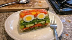 Bunte Gemüseterrine mit Ei – elegante kalte Vorspeise, die sich gut vorbereiten lässt