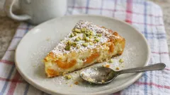 Aprikosen-Clafoutis aus dem Ofen: so wird er schön cremig und goldbraun