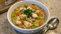 Wärmende Hühnerbrühe mit Vollkornnudeln und Gemüse – so bleibt sie klar und aromatisch