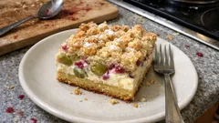 Stachelbeerkuchen vom Blech: saftig mit Quark-Beeren und knusprigen Streuseln