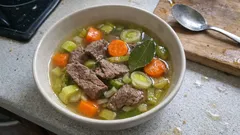 Rindfleisch-Gemüse-Eintopf mit klarer Brühe – so gelingt er schön aromatisch