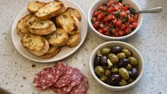 Antipasti-Buffet mit Tomaten-Bruschetta, Oliven & Salami – schnell für Gäste