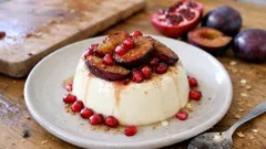 Panna cotta mit Pflaumen: cremiges Vanille-Dessert, das sich perfekt vorbereiten lässt