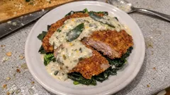 Kalbsschnitzel aus der Pfanne mit Spinat – mit frischer Salbei-Zitronen-Sauce