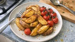 Knusprige Kartoffelspalten aus dem Ofen – mit saftigen Cocktailtomaten vom Blech