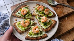 Knuspriger Flammkuchen mit Garnelen & Lauch – mit Wasabi-Sauerrahm und Vollkornboden