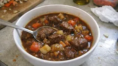 Smartes Rindergulasch – mit karamellisiertem Tomatenmark zur sämigen Sauce