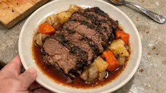 Rinderschmorbraten mit Olivenkruste – so gelingt er zart und aromatisch im Ofen