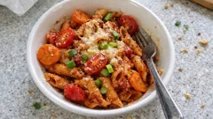 One-Pot-Pasta aus dem Ofen: Vollkorn-Penne mit Pesto Rosso – alles auf einem Blech