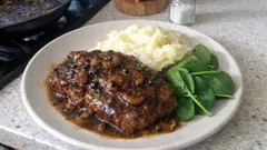 Steak Diane wie im Restaurant – saftiges Rindersteak mit dunkler Pfannensoße in 30 Minuten