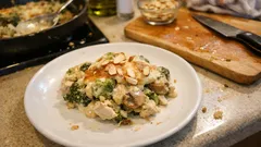 Puten-Brokkoli-Gratin mit Mandeln: cremig aus dem Ofen und angenehm unkompliziert