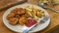 Chicken Nuggets mit Ofen-Pommes: knusprig, saftig und ganz einfach selbst gemacht