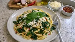 Spaghetti mit frischem Spinat: in 20 Minuten mit Knoblauch, Chili und Parmesan