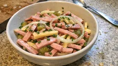 Badischer Wurstsalat mit Käse und Gurke – würzig, frisch und in 15 Minuten fertig