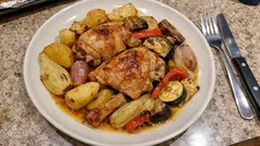 Ofenhähnchen aus dem Bräter mit Gemüse – saftig, goldbraun und fast von selbst fertig