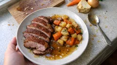 Klassischer Entenbraten aus dem Ofen: knusprige Haut, saftiges Fleisch, einfache Sauce