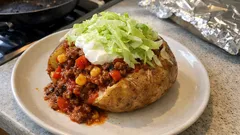 Mexikanische Ofenkartoffeln mit Chili con Carne – einfach füllen, heiß genießen
