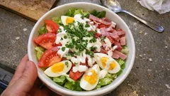 Chefsalat wie im Bistro: gemischter Salat mit Ei und cremigem Joghurtdressing