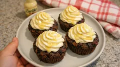 Eierlikör-Cupcakes mit Schokoteig und Frischkäsecreme – perfekt fürs Osterbuffet