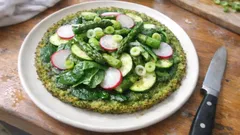 Gemüse-Pizza mit Brokkoliboden: knusprig gebacken mit Kräuterpesto und grünem Spargel