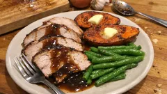 Schweinebraten aus dem Ofen: saftig geschmort mit dunkler Biersauce