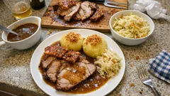 Bayerischer Schweinebraten mit krosser Kruste – dazu Kartoffelknödel und Krautsalat