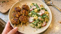 Veggie-Frikadellen am Spieß – dazu ein cremiger Kartoffel-Bohnen-Salat mit Radieschen