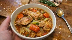 Mediterraner Hähnchentopf aus dem Ofen: mit Fenchel, Paprika und Rosmarin