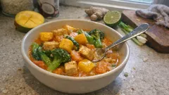 Cremiges Süßkartoffelcurry mit Mango und Tofu – einfach im Topf gekocht
