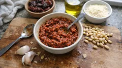 Pesto rosso selber machen: Rotes Pesto aus getrockneten Tomaten in wenigen Minuten