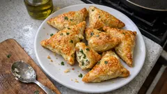 Knusprige Blätterteigtaschen mit Ziegenfrischkäse – perfekt als Fingerfood aus dem Ofen