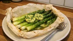 Grüner Spargel aus dem Ofen: saftig im Pergamentpäckchen mit Kräuterbutter