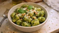 Gnocchi mit Basilikumpesto: so gelingen sie zart – mit Kartoffeln aus dem Ofen