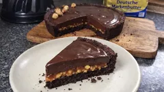 Schokotarte mit Haselnüssen: mürber Kakaoboden, Karamellschicht und glänzende Creme