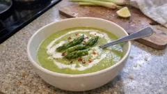 Vegane Spargelsuppe mit Kokos & Zitronengras – cremig, frisch und schnell gemacht