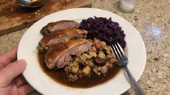 Festliche Gans gefüllt mit Apfel & Pflaumen – dazu Rotkohl und kräftige Rotwein-Sauce