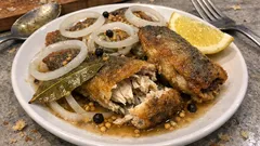 Bratheringe wie im Norden: knusprig gebraten und im würzigen Essigsud eingelegt