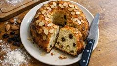 Gugelhupf mit Mandeln und Rumrosinen: lockerer Hefekuchen, der lange frisch bleibt