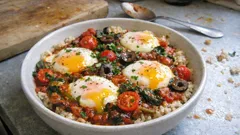 Reis-Shakshuka mit Oliven: würzige Tomaten-Spinat-Pfanne mit sanft gegarten Eiern